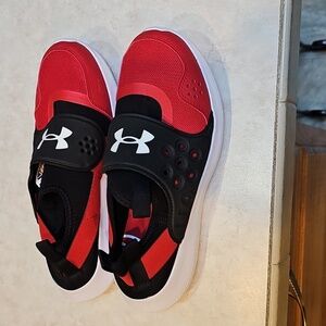 Under Armour Runplay Kids Red and Black Sneakers. Size 7Y.